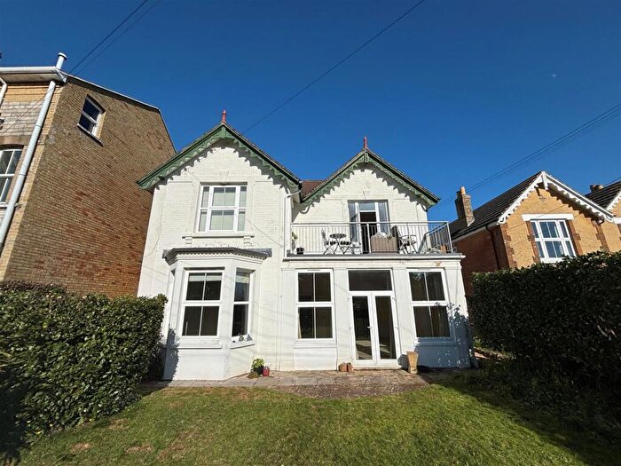 2 Bedroom Flat To Rent In Gate Lane, Freshwater Bay, PO40
