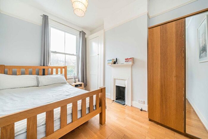 2 Bedroom Flat For Sale In Chelsham Road, London, SW4