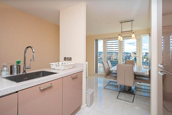 2 Bedroom Flat To Rent In Kimmerghame Place, Edinburgh, EH4