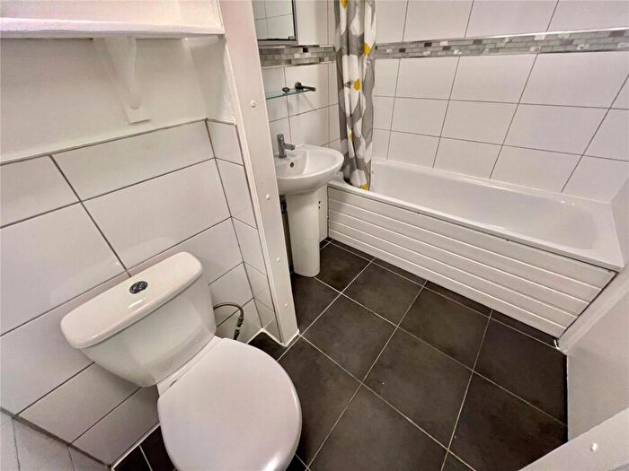 2 Bedroom Apartment To Rent In Tash Place, London, N11