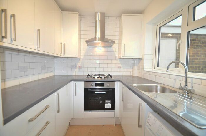 4 Bedroom Detached House To Rent In Glyn Close, London, SE25