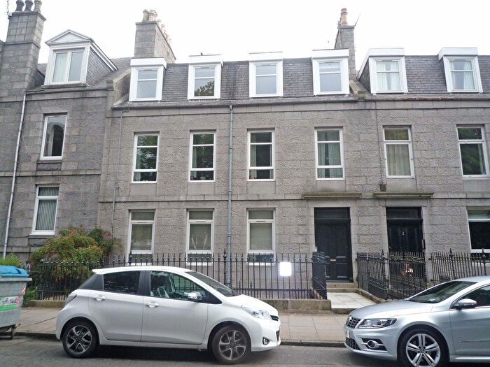 3 Bedroom Flat To Rent In Esslemont Avenue, Top Floor, AB25