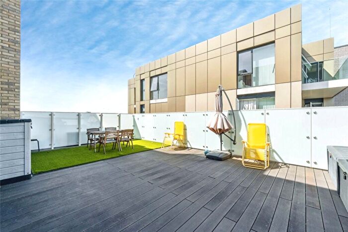 3 Bedroom Flat For Sale In Queenshurst Square, Kingston Upon Thames, Surrey, KT2