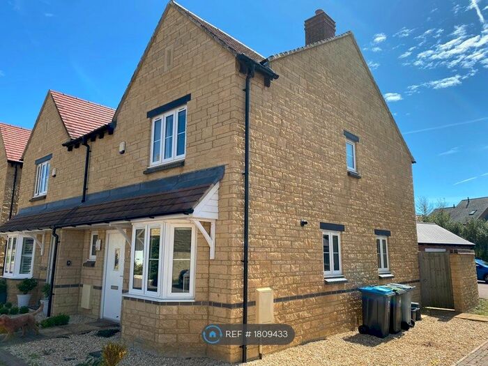 3 Bedroom Semi-Detached House To Rent In Blackberry Way, Woodstock, OX20