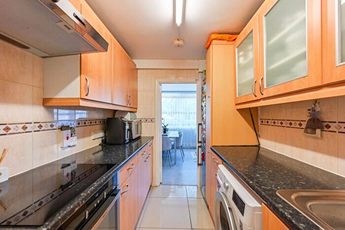 3 Bedroom Flat For Sale In Dellafield, Pooles Park, Finsbury Park, London, N4