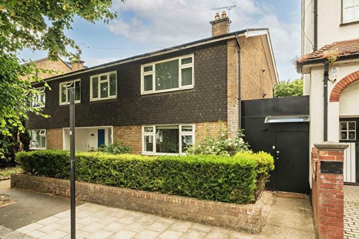 2 Bedroom Flat To Rent In Clarence Road, Chiswick, W4