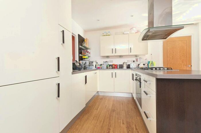 2 Bedroom Flat To Rent In Green Lanes, Winchmore Hill, London, N21