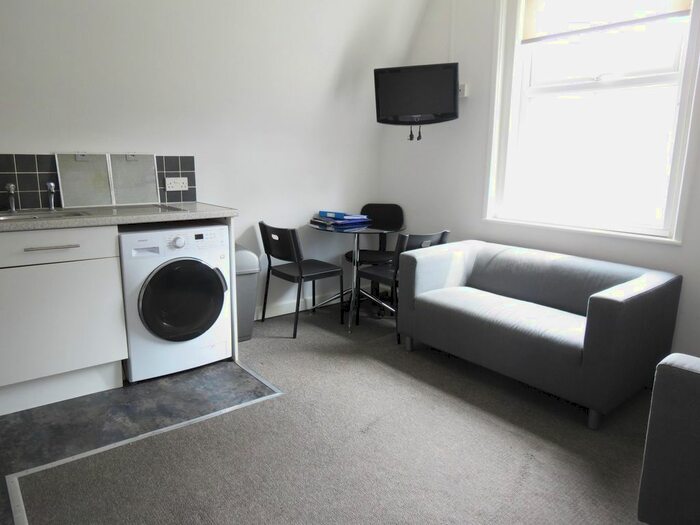 3 Bedroom Flat To Rent In Holdenhurst Road, Bournemouth BH8