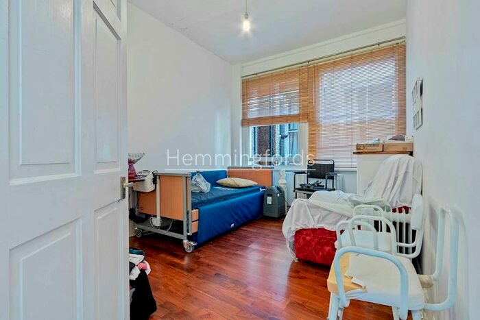 2 Bedroom Apartment To Rent In Broomfield Avenue, Palmers Green, N13
