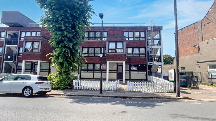 3 Bedroom Flat For Sale In Carlton Grove, London, SE15