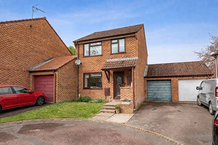 3 Bedroom Link Detached House For Sale In Ash Close, Cam, Dursley, GL11