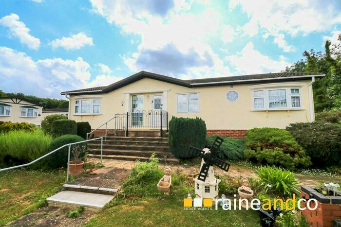 3 Bedroom Mobile/park Home For Sale In Bell Bar, Brookmans Park, AL9