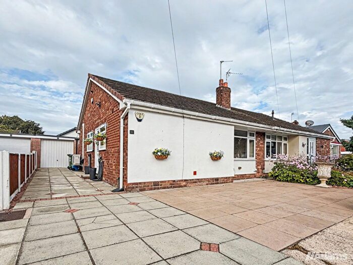 2 Bedroom Semi-detached Bungalow For Sale In Baileys Close, Widnes, WA8