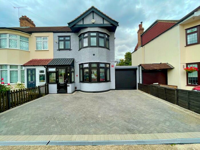 3 Bedroom House To Rent In Parkside Avenue, RM1