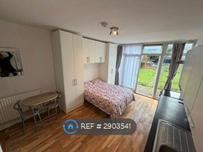 Studio To Rent In Green Lanes, London, N13