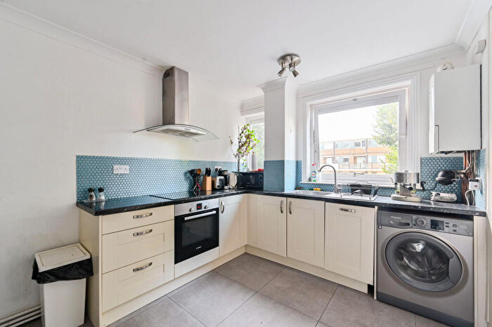 3 Bedroom Flat For Sale In Culvert Road, Battersea Park, London, SW11