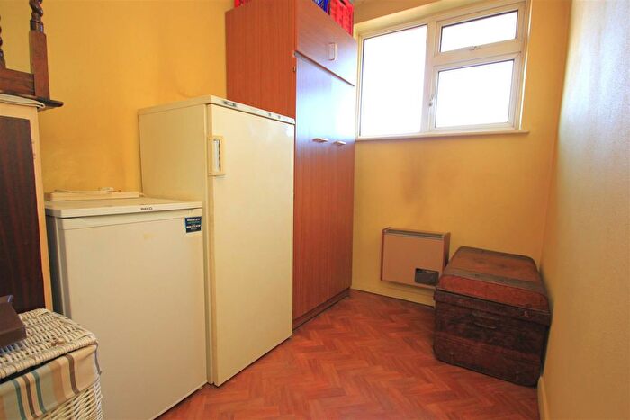 3 Bedroom Terraced House For Sale In Whitefriars, Rushden, NN10