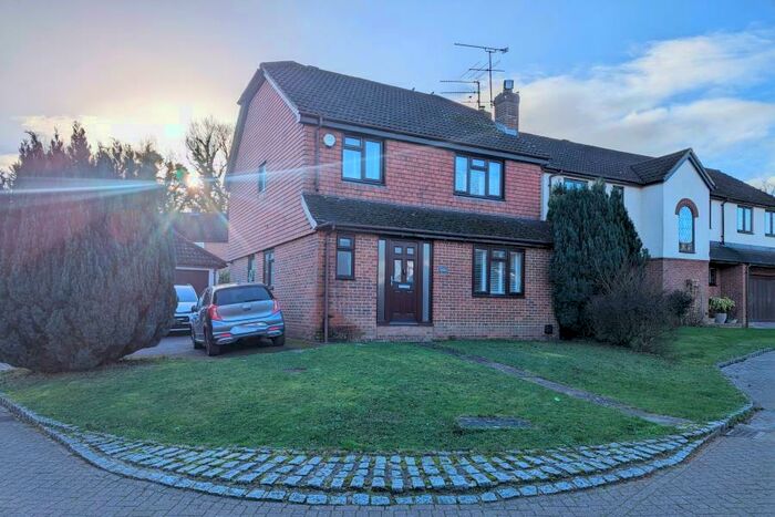 4 Bedroom Detached House To Rent In Lightwater, Surrey, GU18
