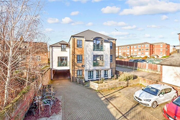 2 Bedroom Flat For Sale In Queen Anne Road, Maidstone, Kent, ME14
