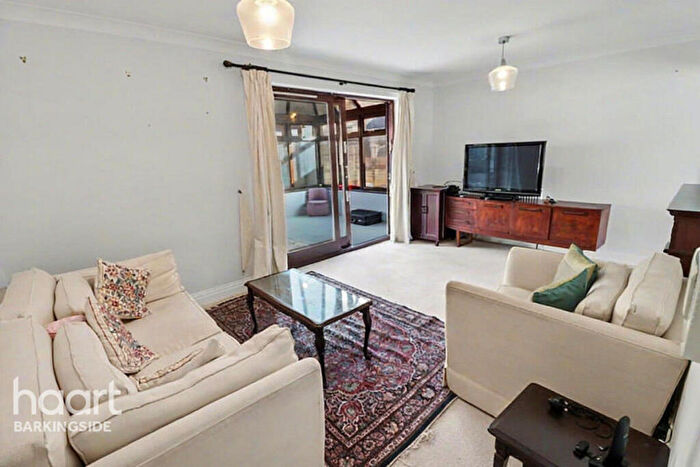 4 Bedroom Link Detached House For Sale In Peel Place, Clayhall, IG5