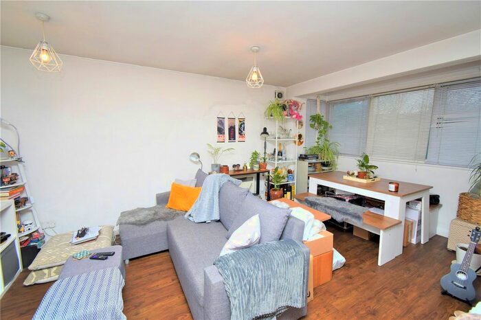 Studio To Rent In Maidstone Road, London N11