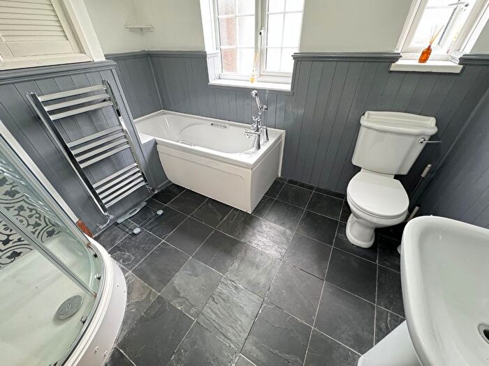 2 Bedroom End Of Terrace House For Sale In Church Road, Streatley, Luton, LU3