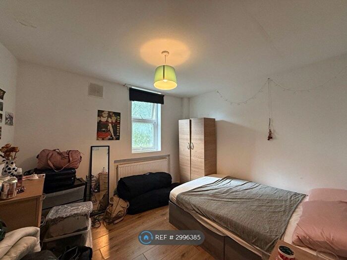 2 Bedroom Flat To Rent In Medwin St, London, SW4