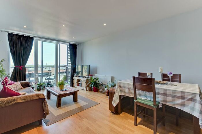 1 Bedroom Flat To Rent In The Heart, New Zealand Avenue, KT12