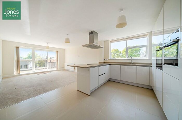 2 Bedroom Flat To Rent In Grand Avenue, Worthing, West Sussex, BN11