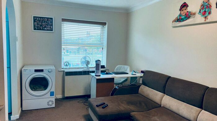 1 Bedroom Flat To Rent In Burns Avenue, Romford, RM6