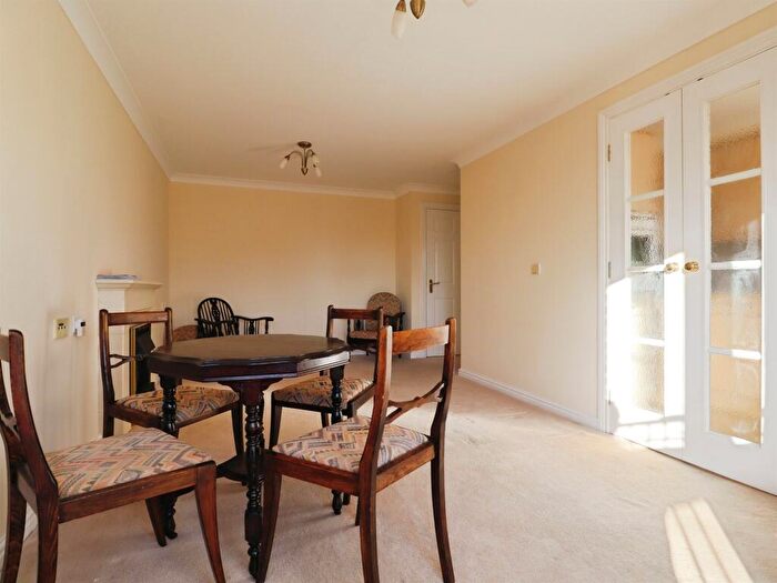 1 Bedroom Flat For Sale In Cardiff Road, Llandaff, Cardiff, CF5