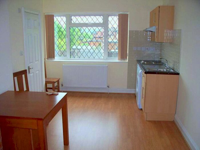 Flat To Rent In Broadfields Avenue, Edgware, HA8