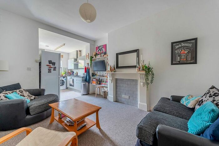 4 Bedroom Flat To Rent In Loftus Road, Shepherd's Bush, London, W12