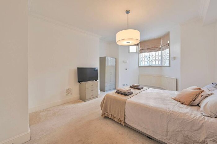 2 Bedroom Flat To Rent In Lennox Gardens, Knightsbridge, London, SW1X