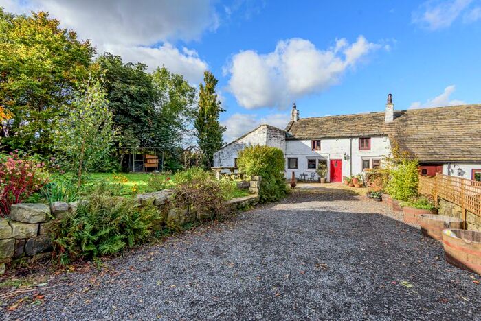 3 Bedroom Semi-Detached House For Sale In Todmorden West Yorkshire, OL14