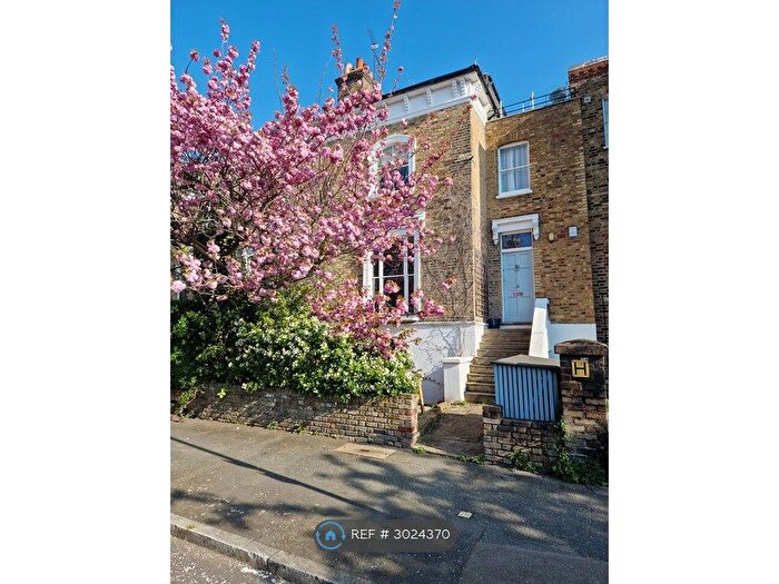 2 Bedroom Flat To Rent In Buckingham Road, London, N1