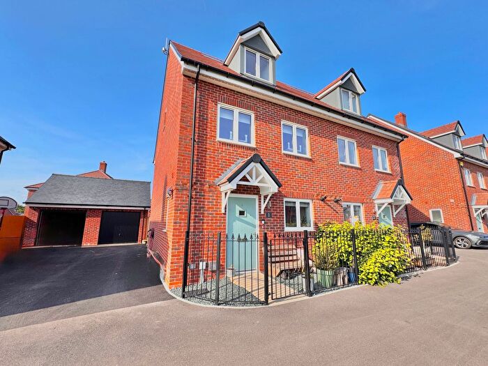 3 Bedroom Town House For Sale In Corncrake Close, Botley, SO32