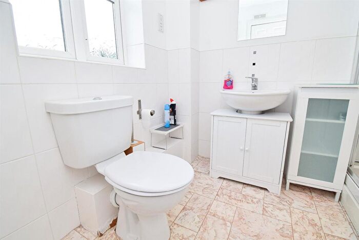 5 Bedroom Semi-Detached House To Rent In Temple Court, Wakefield, WF1