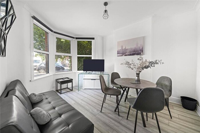 2 Bedroom Flat For Sale In Markhouse Road, London, E17