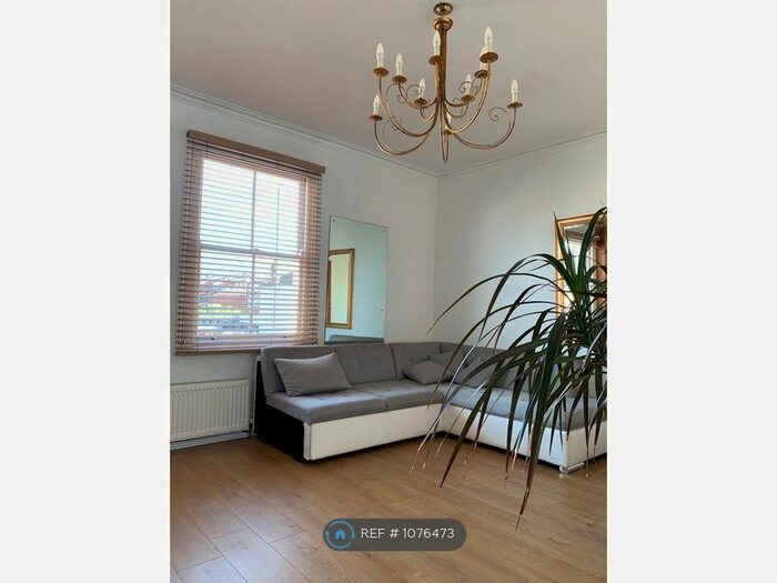 2 Bedroom Flat To Rent In Worple Road, London, SW20