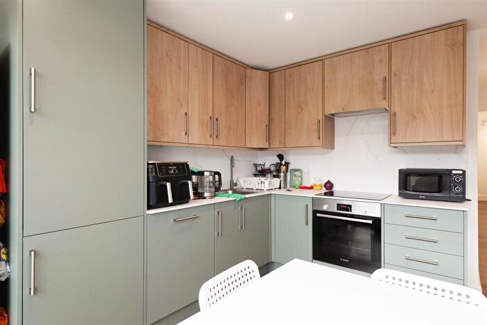 3 Bedroom Flat To Rent In Pine Road, London, NW2