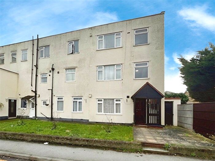 2 Bedroom Flat To Rent In Moor Lane, Staines-Upon-Thames, Surrey, TW18