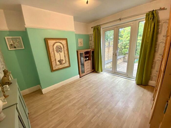 3 Bedroom Semi-Detached House For Sale In Willowfield Crescent, Bradford, BD2