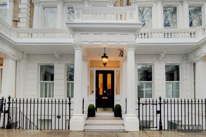 3 Bedroom Flat To Rent In Courtfield Gardens, London, SW5