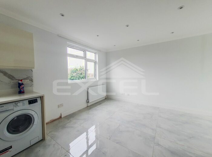 3 Bedroom Flat To Rent In Heather Gardens, Golders Green, London, NW11