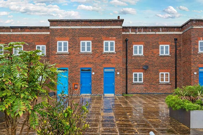 2 Bedroom Flat For Sale In Wedgewood Street, Aylesbury, HP19