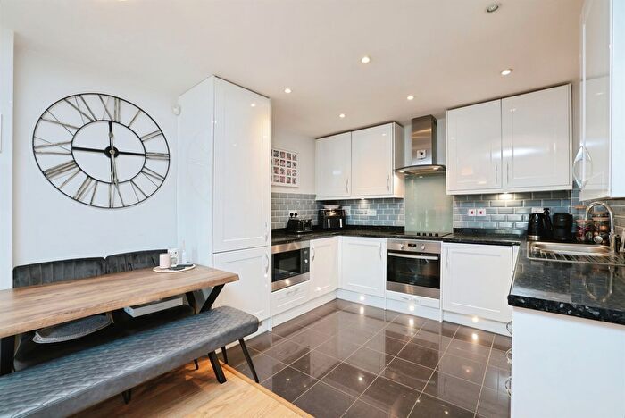 2 Bedroom Flat For Sale In Metropolitan Station Approach, Watford, WD18