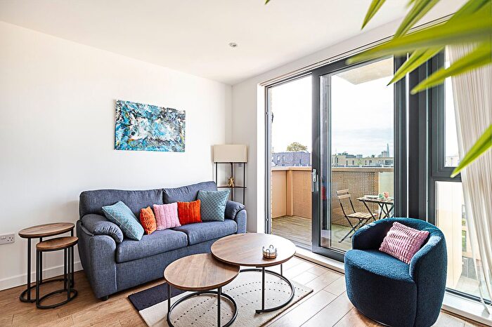 2 Bedroom Flat To Rent In Harford Street, Stepney, London, E1