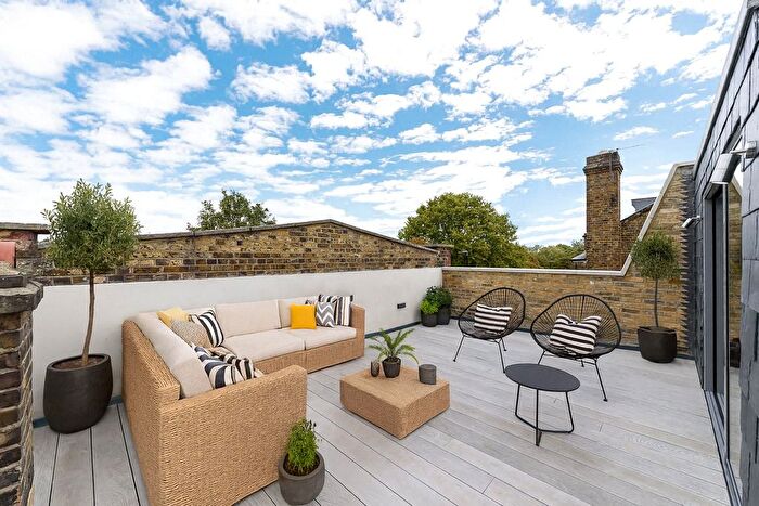 3 Bedroom Flat To Rent In Bellevue Parade, London, SW17