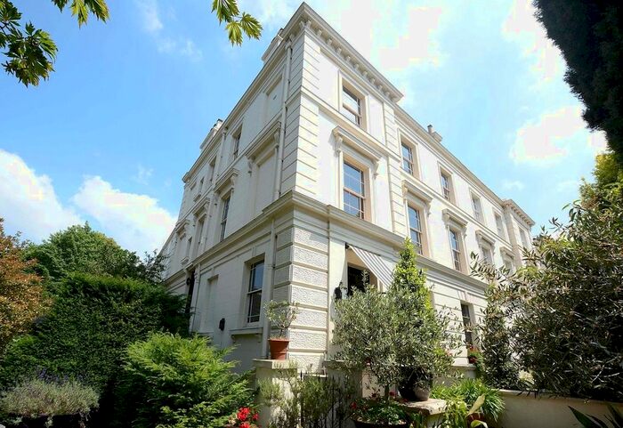 3 Bedroom Flat To Rent In Warwick Avenue, Little Venice, London, W9